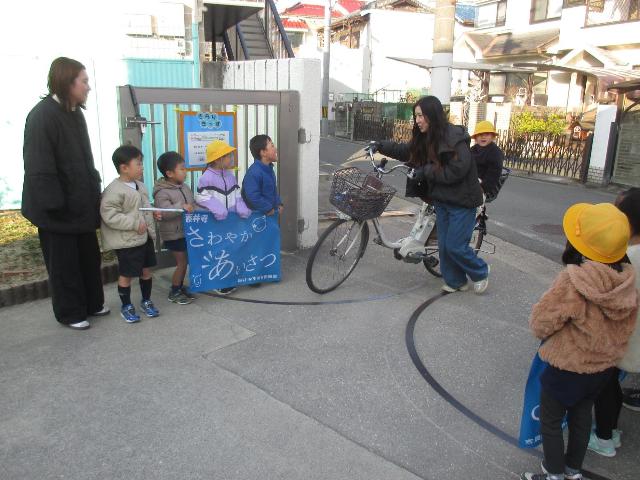 登園時にPTA幹事会の皆様があいさつ運動に参加してくださっています。