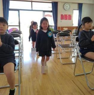 胸に似顔絵コサージュをつけて入場しています。