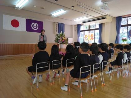 園長先生の話を聞いています。