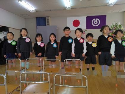 思い出のうたをうたっています。