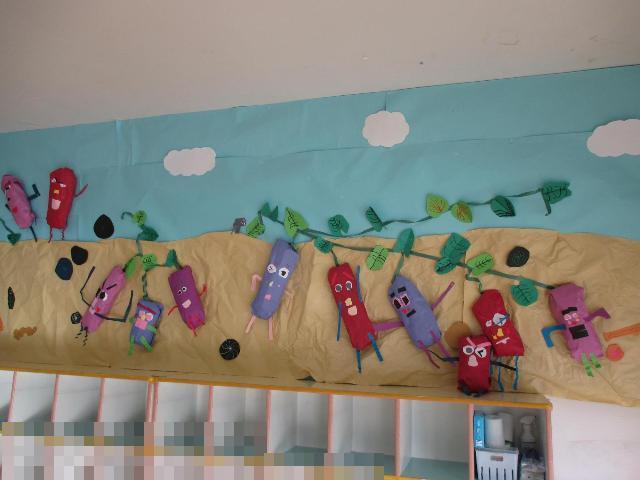 年少児が11月の壁面装飾におおきな立体のさつまいもを作りました。