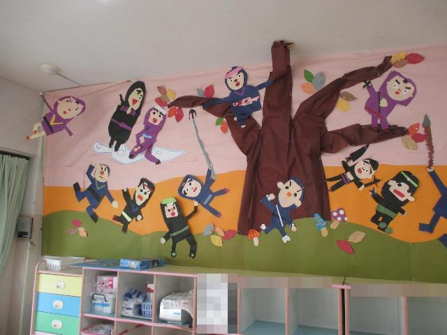 秋の森で、忍者たちがさまざまなポーズで修行に励んでいる様子を壁面装飾に作りました。