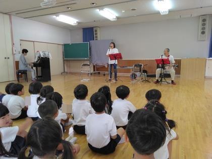音楽サークルさくらんぼの皆さんが素敵な演奏を聞かせてくれています。