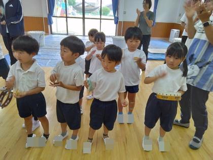 お気に入りの楽器をもって演奏しています。