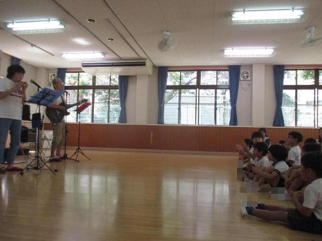 音楽サークル「さくらんぼ」のみなさんが楽しい演奏を聞かせてくいれます。