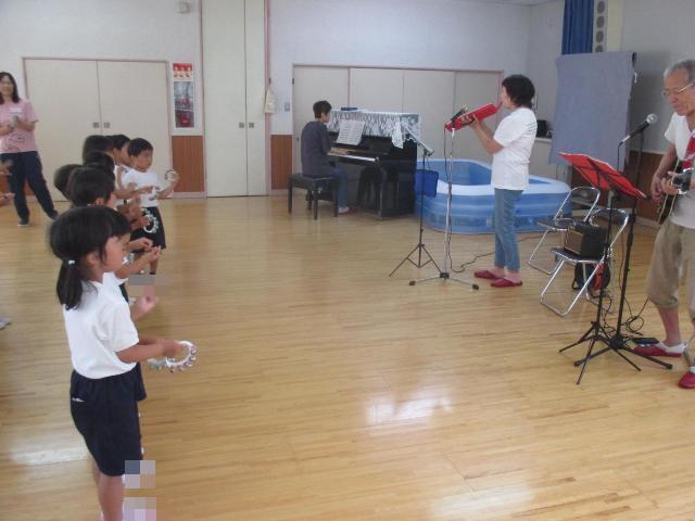 演奏に合わせて楽器を鳴らしています。
