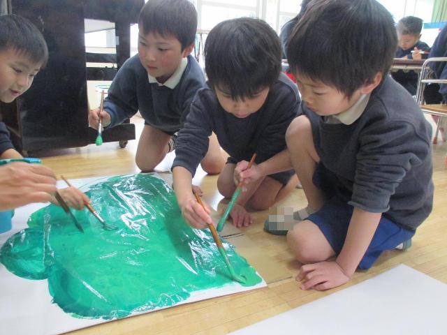 みんなで劇に使う大道具を作っています。