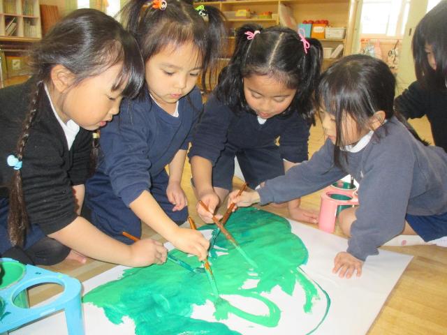 自分たちの劇を成功させようとみんなで大道具の準備をしています。