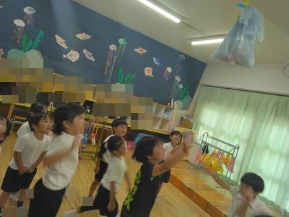 大きな袋を保育室で見つけて大騒ぎしています。