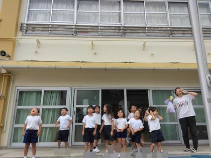 お空のおりひめさまとひこぼしさまにプレゼントのお礼を伝えています。