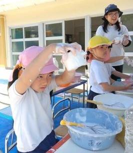 容器をひっくり返しても落ちない泡を作っています。