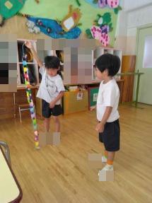 長くつなげた輪繋ぎを見せてとても嬉しそうです。
