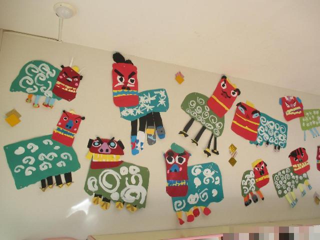 年長組は、縁起物のししまいを作りました。