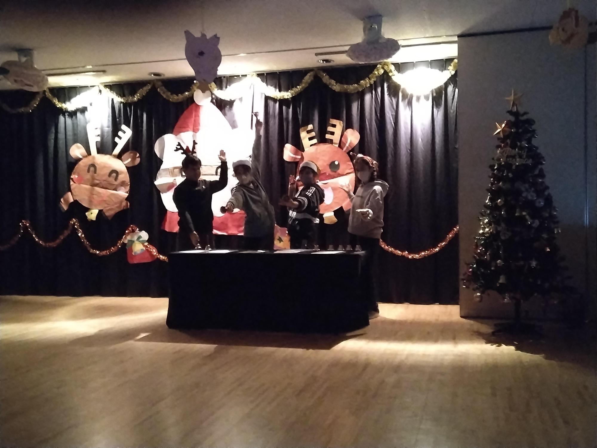 先生たちからのプレゼントはハンドベル