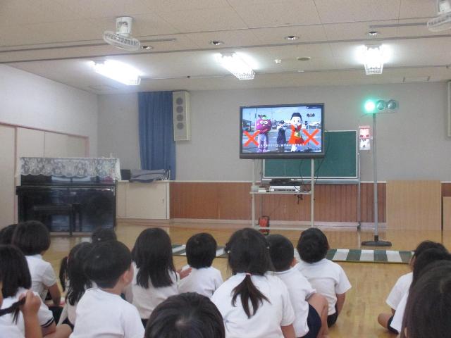 交通安全に関する知識やルールをビデオをみて勉強しています。