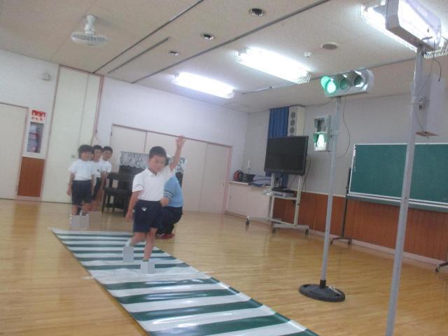 横断歩道を渡る練習をしています。