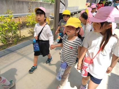 小学校に散歩に行っています。