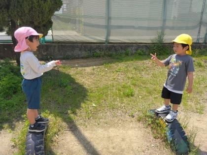 タイヤ跳びをして、出会ったところでジャンケンしています。