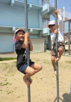 登り棒をしています。