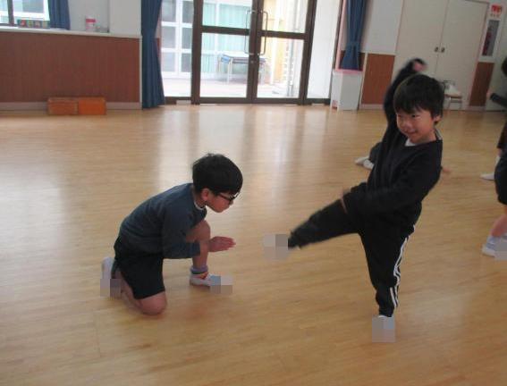 おむすびころりんのお話で、ねずみたちがおじいさんをもてなしてもちつきをする場面を表現しています。