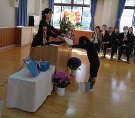 卒園証書を受け取っています。