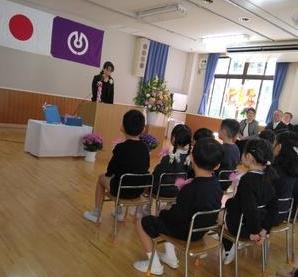 園長先生のお話を聞いています。