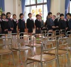 思い出の歌をうたっています。