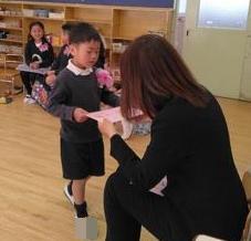 担任の先生からメッセージカードを受け取っています。