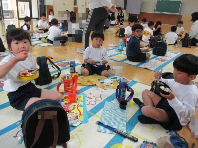 お弁当箱を持て上手に食べています