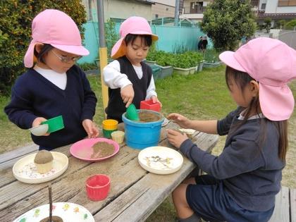 ケーキ屋さんごっこをしています。
