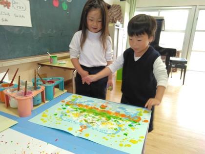 広げてみて、できた模様を喜んでいます。
