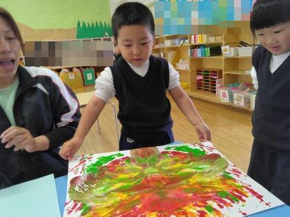 色の混ざりあう様子を喜んで見ています。