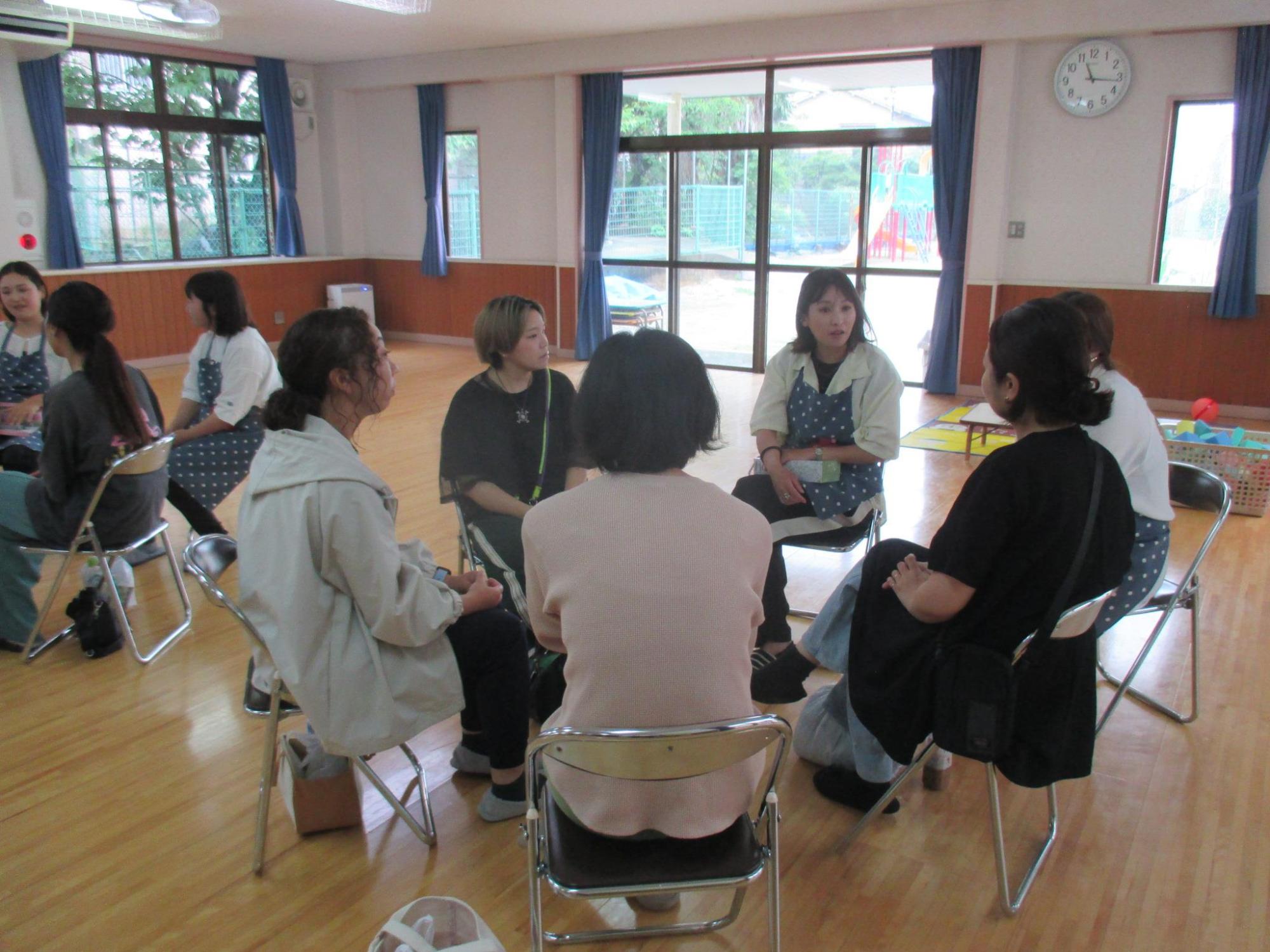 茶話会では子育てについて意見交換しました