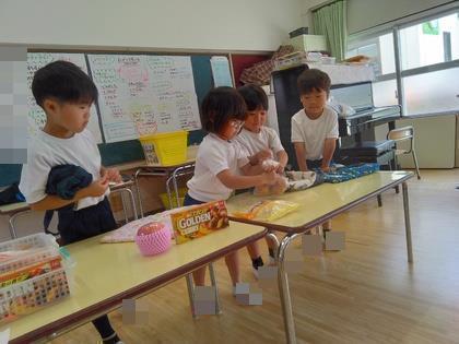 買ってきたものを並べてみんなで確認しています。