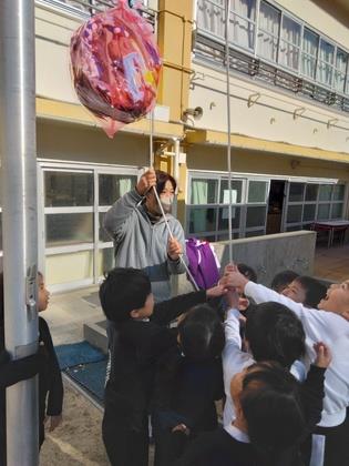 どこに袋を吊るそうか話し合って決めました。