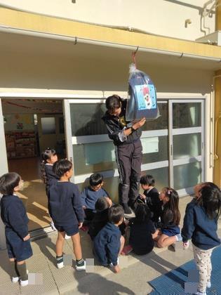 サンタさんによく見える場所を考えて、保育室の軒下に吊るすことにしました。