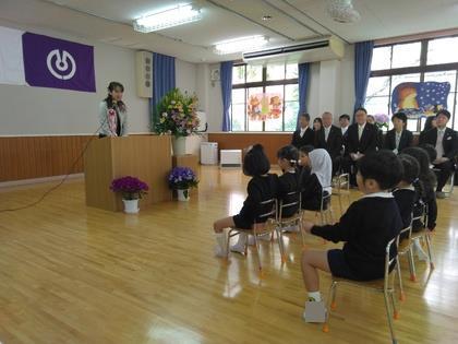 園長先生の話を聞いています。