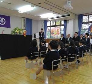 アンパンマンの人形劇を観ています。