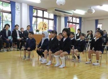 喜んで劇をみています。
