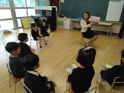 保育室で先生と友達と過ごしています。