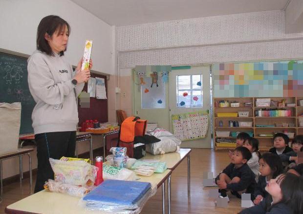 防災グッズの中身を点検して何に使うか確認しています。