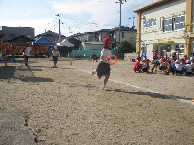 じょうずにバトンを受け渡しして、走っています。
