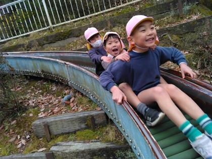 すべり台をしています。