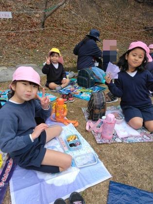 お弁当を食べています。