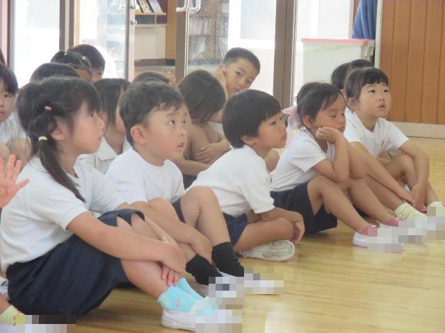 真剣に話を聞いています。