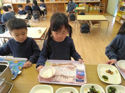 トレイを持って順番に並ぶマナーも身に付きました。