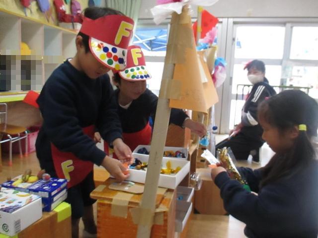 キャンディー屋さんごっこで、おみせやさんとお客さんがやりとりを楽しんでいます。