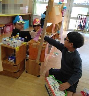 あめやさんで買い物をしたr、おまけのキャンディーがもらえて喜んでいます。