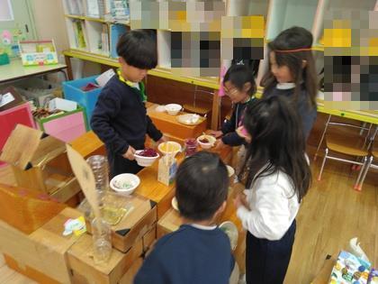 ラーメン屋さんは大人気で行列ができています。