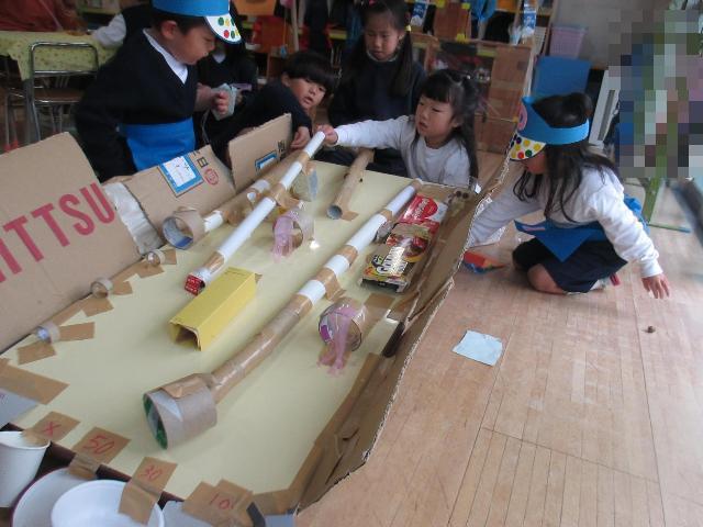 どんぐり転がしコーナーでは、高得点が出ると、大当たりの金がなります